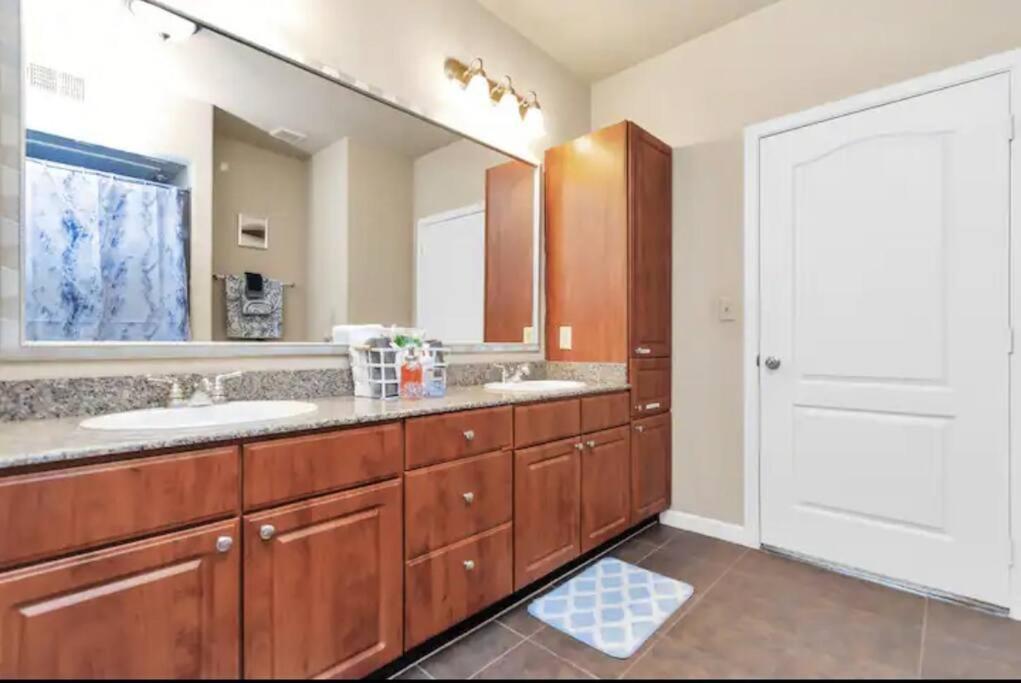 Modern Condo Near Texas Medical Center W Free Parking Houston Ngoại thất bức ảnh